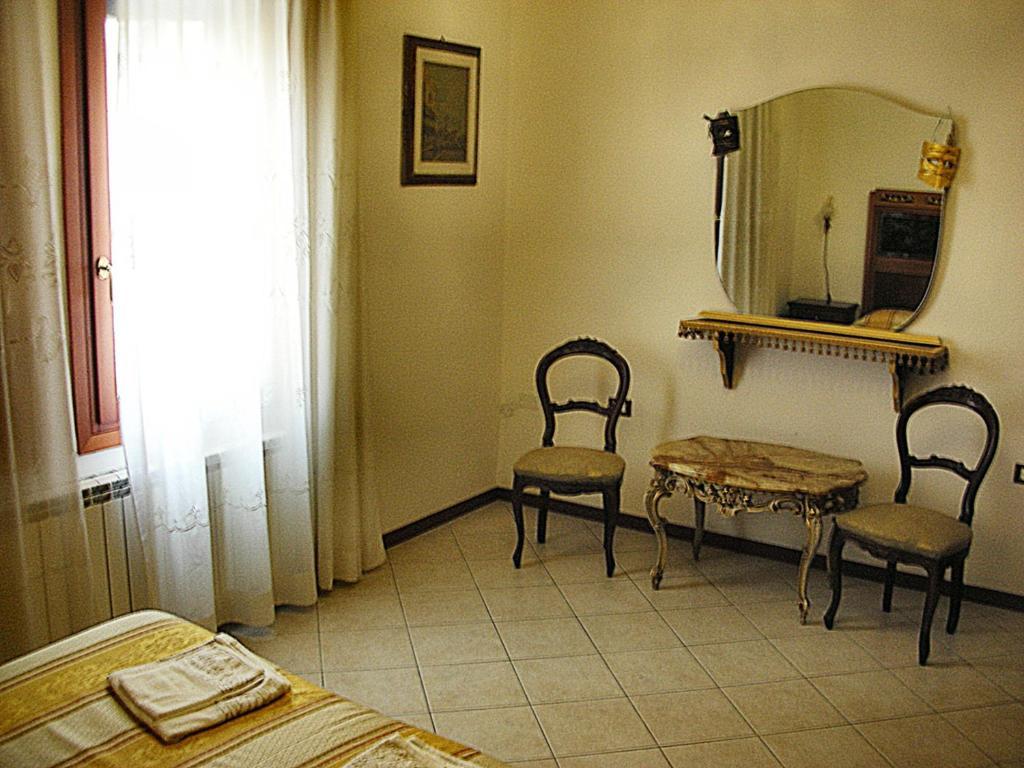 Queen House Venezia Rum bild